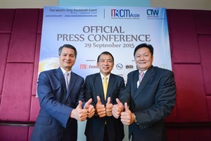 Charamporn Jotiskasthira, Presidente Thai Airways, Nopparat Maythaveekulchai, presidente TCEB e Darren Ng, CEO TTG Asia