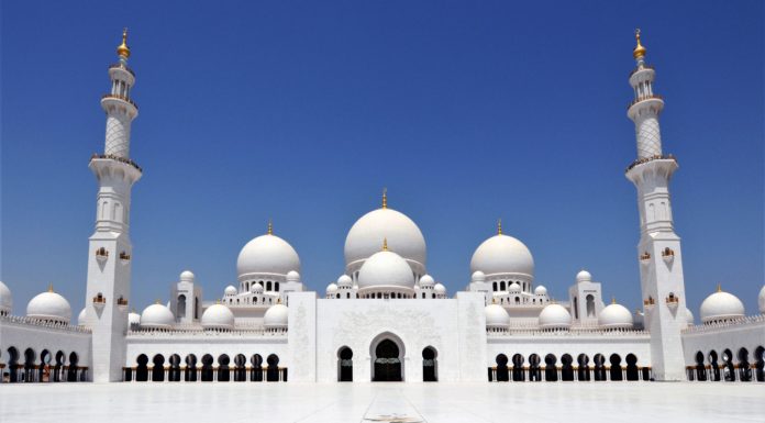 ABU DHABI: GLI EMIRATI ARABI UNITI CONTINUANO A RACCOGLIERE TURISTI DA TUTTO IL MONDO